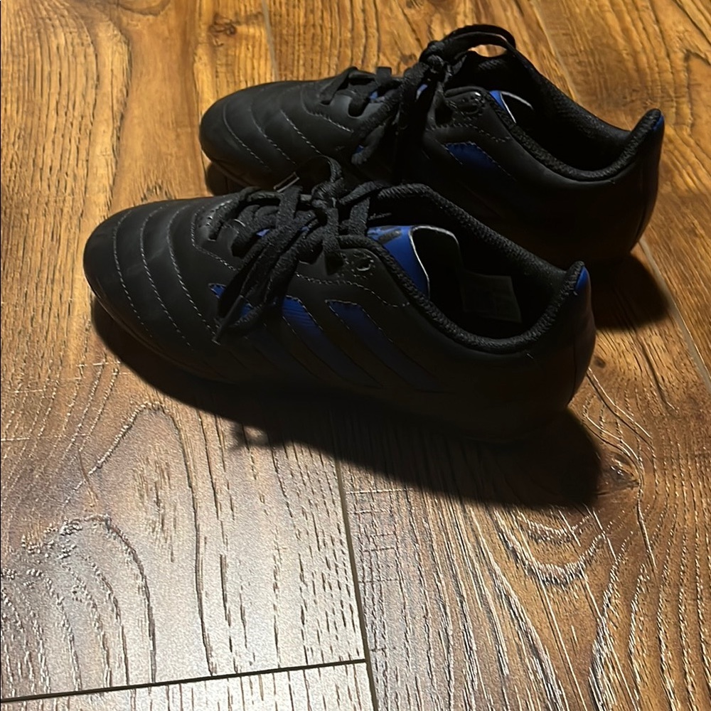 Adidas Black and Blue Sneakers Sleek Low-Top Design